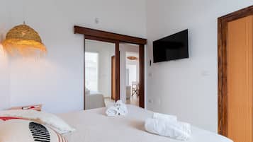 2 bedrooms, iron/ironing board, free WiFi, bed sheets