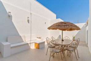 Outdoor dining - Villa "Dimora Delle Riserve Naturali" near the beach with private garden & WLAN (Torre Colimena)