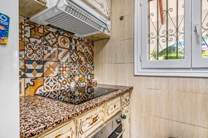 ثلاجة، ميكروويف، موقد طهي مسطح، ماكينة لصنع القهوة/الشاي