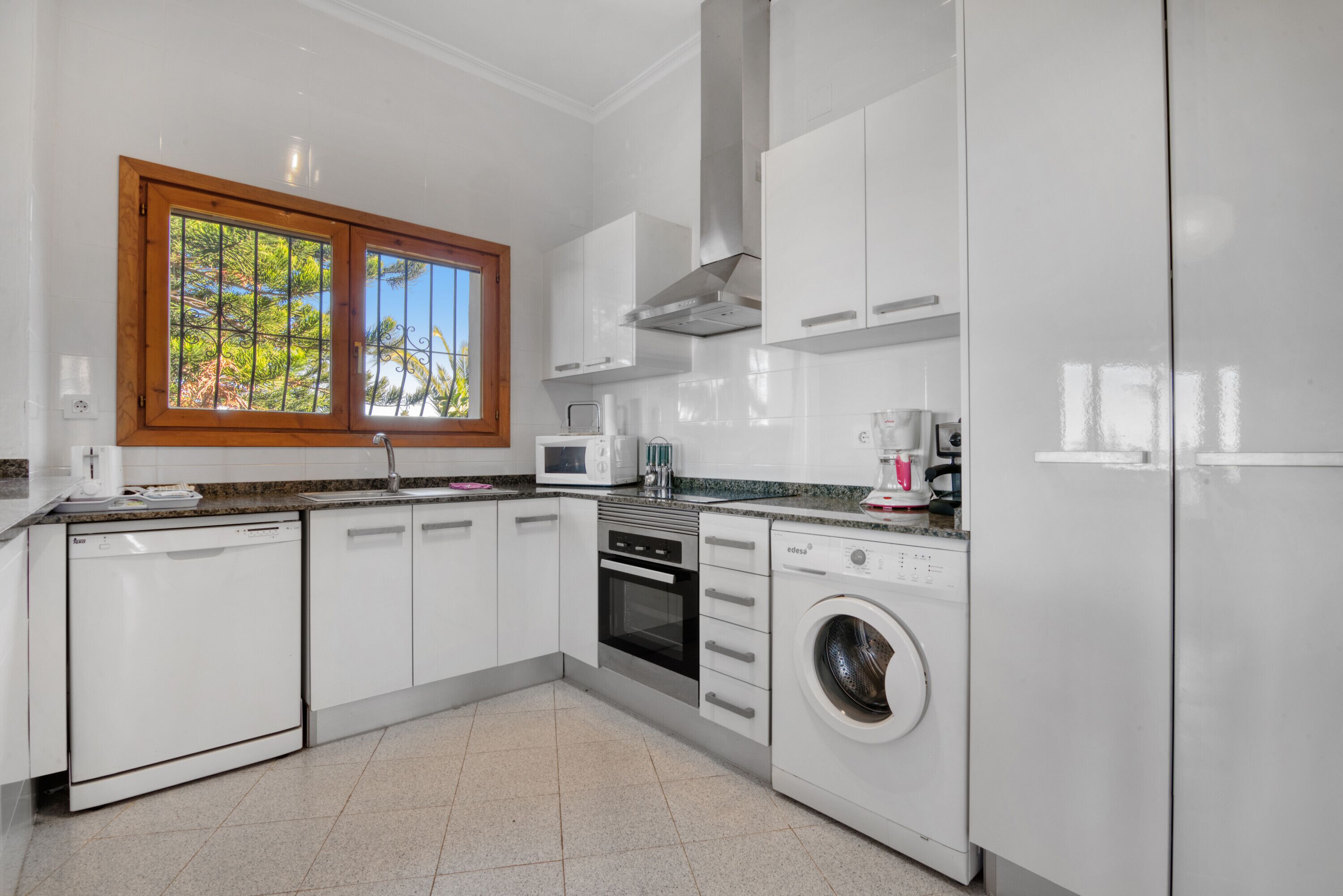 Réfrigérateur, micro-ondes, plaque de cuisson, lave-vaisselle