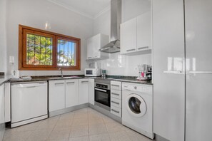 Een koelkast, een microgolfoven, een kookplaat, een vaatwasser