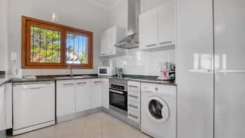 Kylskåp, mikrovågsugn, spishäll och diskmaskin