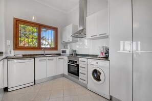 Frigorifero, microonde, piano cottura, lavastoviglie