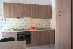 Fridge, oven, stovetop, coffee/tea maker