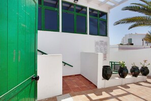 Property grounds - Vacation Home "Piso Relax - Carpe Mundi" with Shared Pool & Wi-Fi (Corralejo)