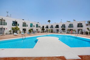 Pool - Vacation Home "Piso Relax - Carpe Mundi" with Shared Pool & Wi-Fi (Corralejo)