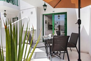 Outdoor dining - Vacation Home "Piso Relax - Carpe Mundi" with Shared Pool & Wi-Fi (Corralejo)