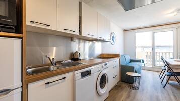 Réfrigérateur, micro-ondes, four, plaque de cuisson