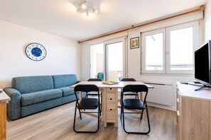 Dining - Apartment '2 Pièces Face Océan, Lacanau' with Sea View, Balcony and Wi-Fi (Lacanau)