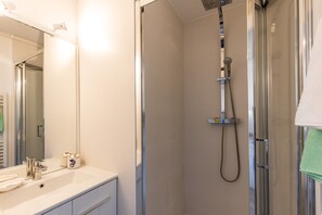 Shower, towels - Apartment '2 Pièces Face Océan, Lacanau' with Sea View, Balcony and Wi-Fi (Lacanau)