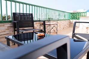 Terrace/patio - Vacation Home 'Piso Dunas Blu - Carpe Mundi' with Shared Pool and Wi-Fi (Corralejo)