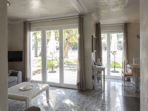 TV - Vacation Home "Los Barqueros - Carpe Mundi" with Shared Pool, Private Terrace & Wi-Fi (Corralejo)