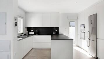 Jääkaappi, mikroaaltouuni, uuni, liesi