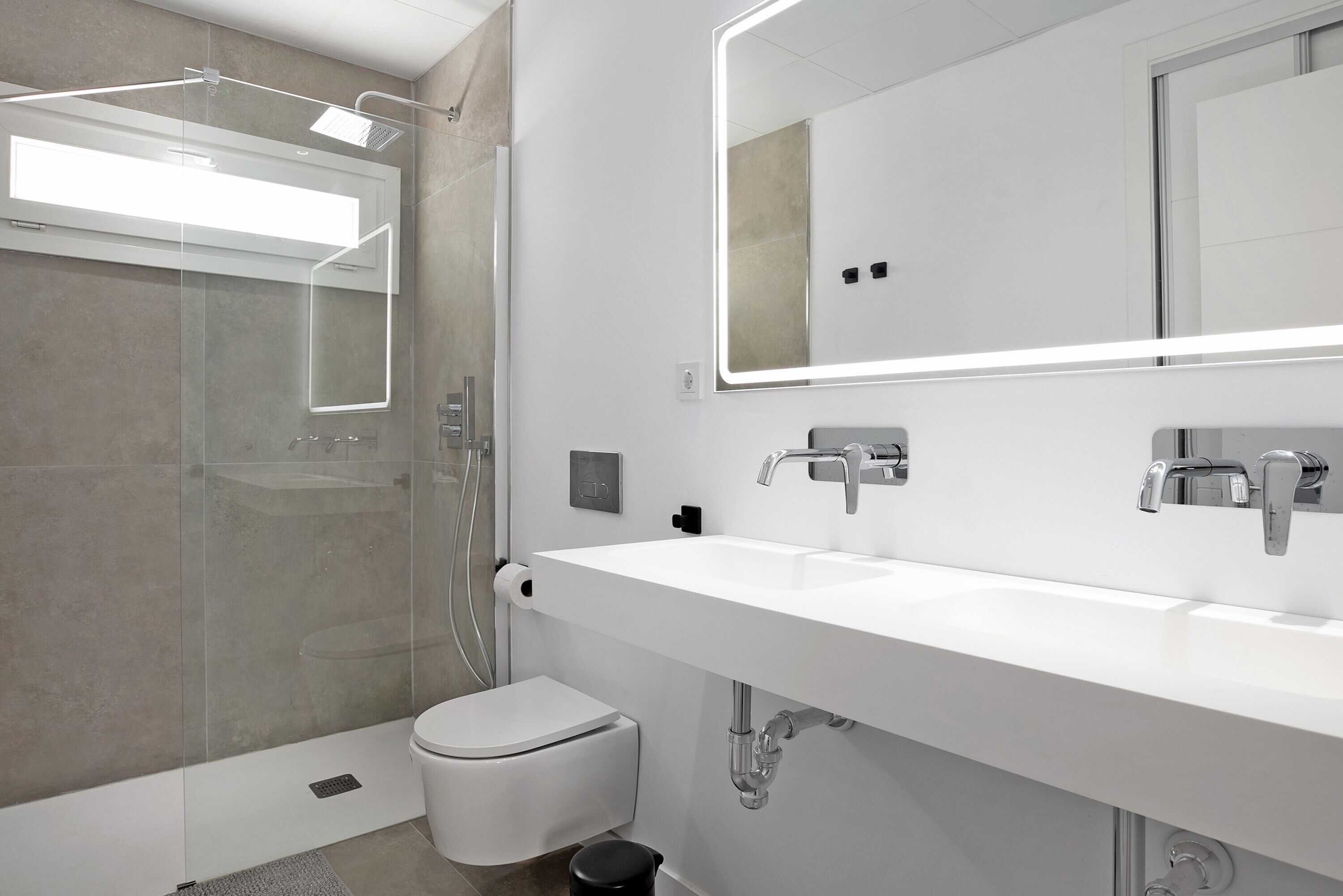 Een douche, een haardroger, handdoeken