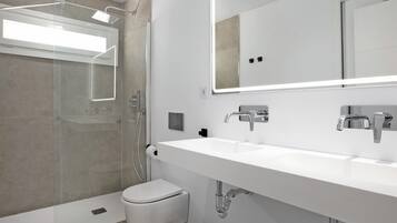 Een douche, een haardroger, handdoeken