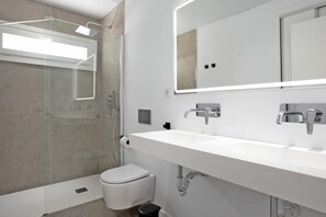 Ducha, secador de pelo, toallas
