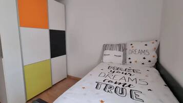 2 bedrooms, iron/ironing board, free WiFi, bed sheets