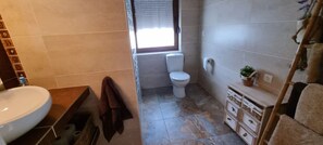 Bathroom - Country House 'La Caseta' with Mountain View, Wi-Fi and Air Conditioning (Mora d'Ebre)