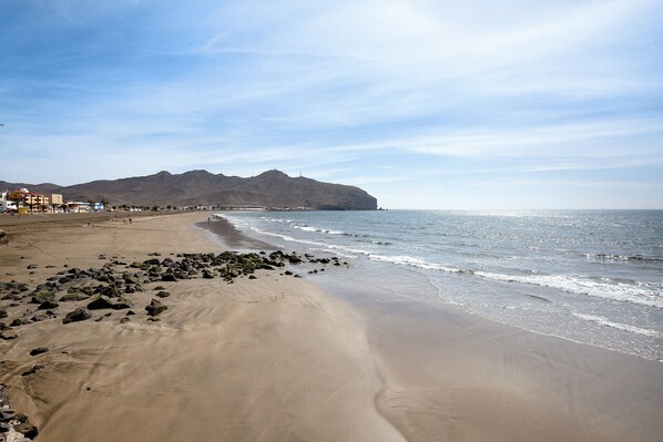 Una spiaggia nelle vicinanze