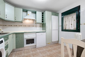 Frigorifero, microonde, forno, piano cottura