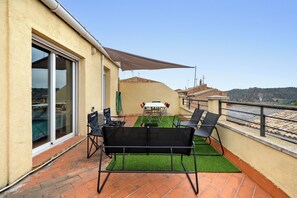 Outdoor dining - Holiday Home "Ca La Francina" with Mountain View, terrace & Wi-Fi (La Torre de l Espanyol)