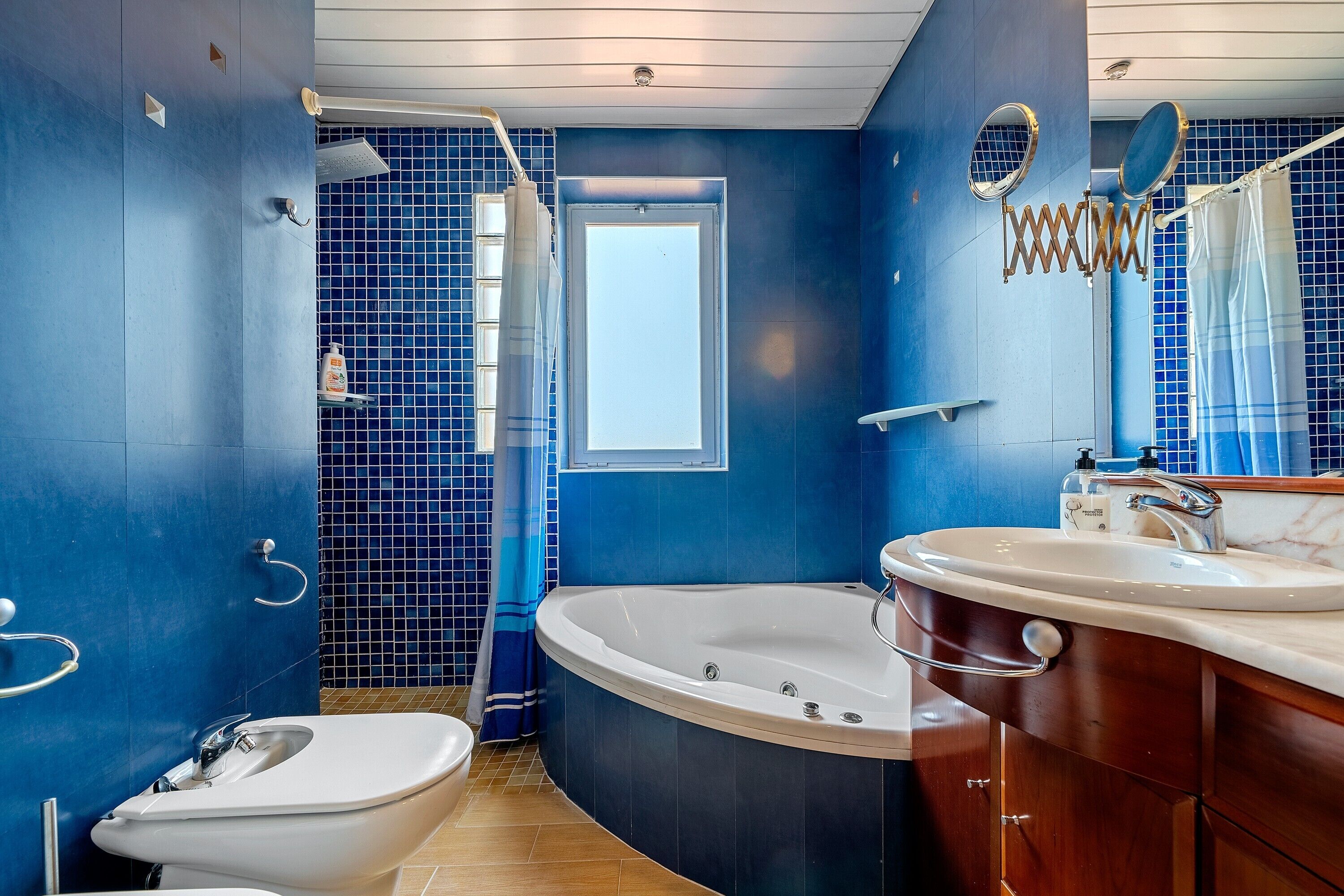 Bathtub, free toiletries, hair dryer, towels