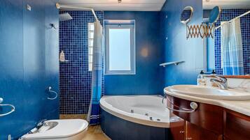 Bathtub, free toiletries, hair dryer, towels