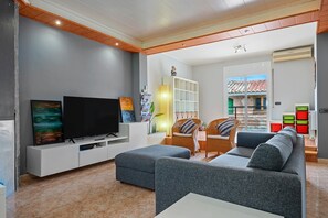 TV, DVD player, streaming services - Holiday Home "Ca La Francina" with Mountain View, terrace & Wi-Fi (La Torre de l Espanyol)