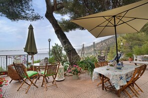 Outdoor dining - Holiday Apartment 'Oasi' with Sea View, Terrace and Wi-Fi (Alassio)