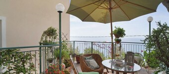 Holiday Apartment 'Oasi' with Sea View, Terrace & Wi-Fi