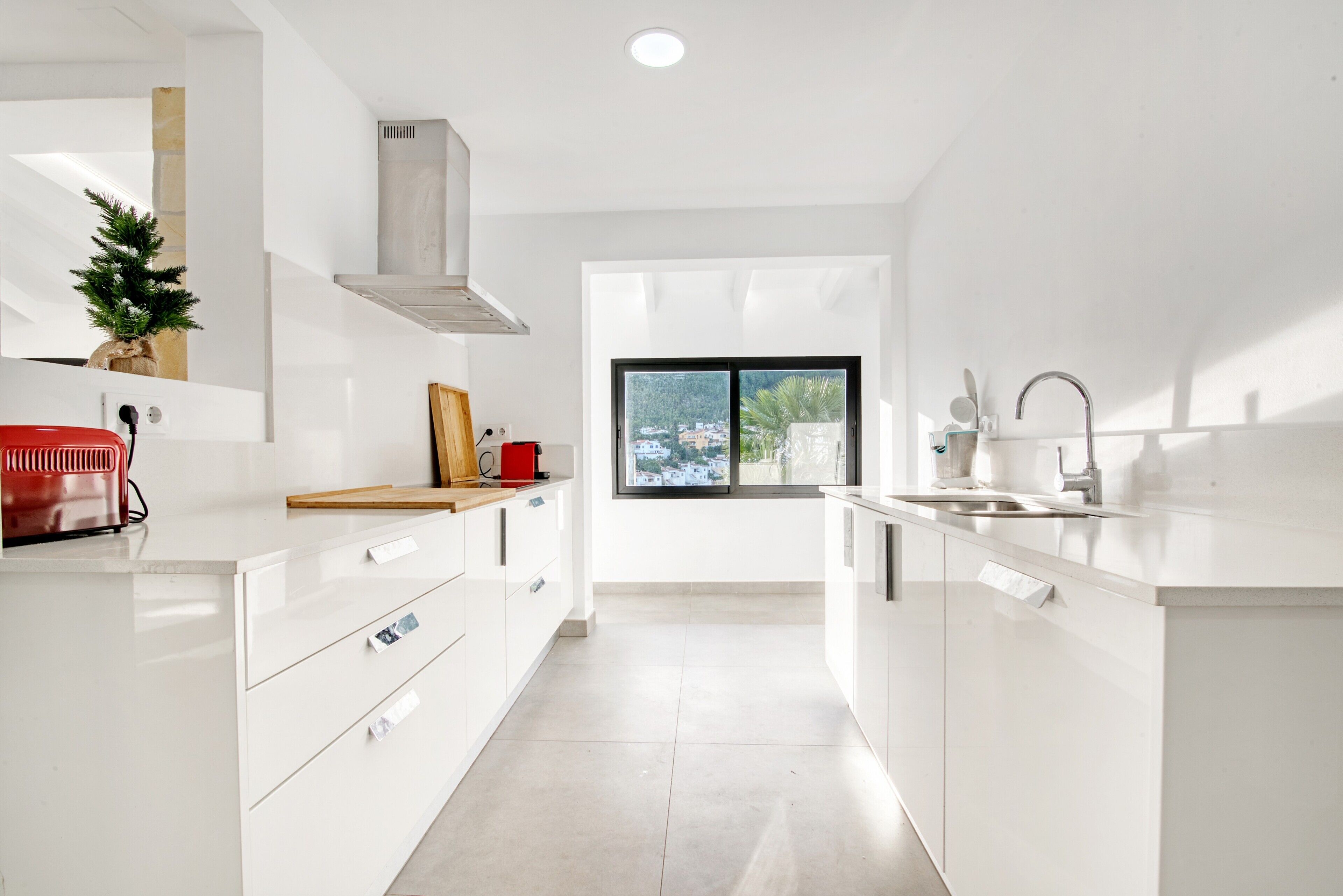 Kühlschrank, Mikrowelle, Herdplatte, Geschirrspüler