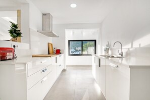 Fridge, microwave, stovetop, dishwasher