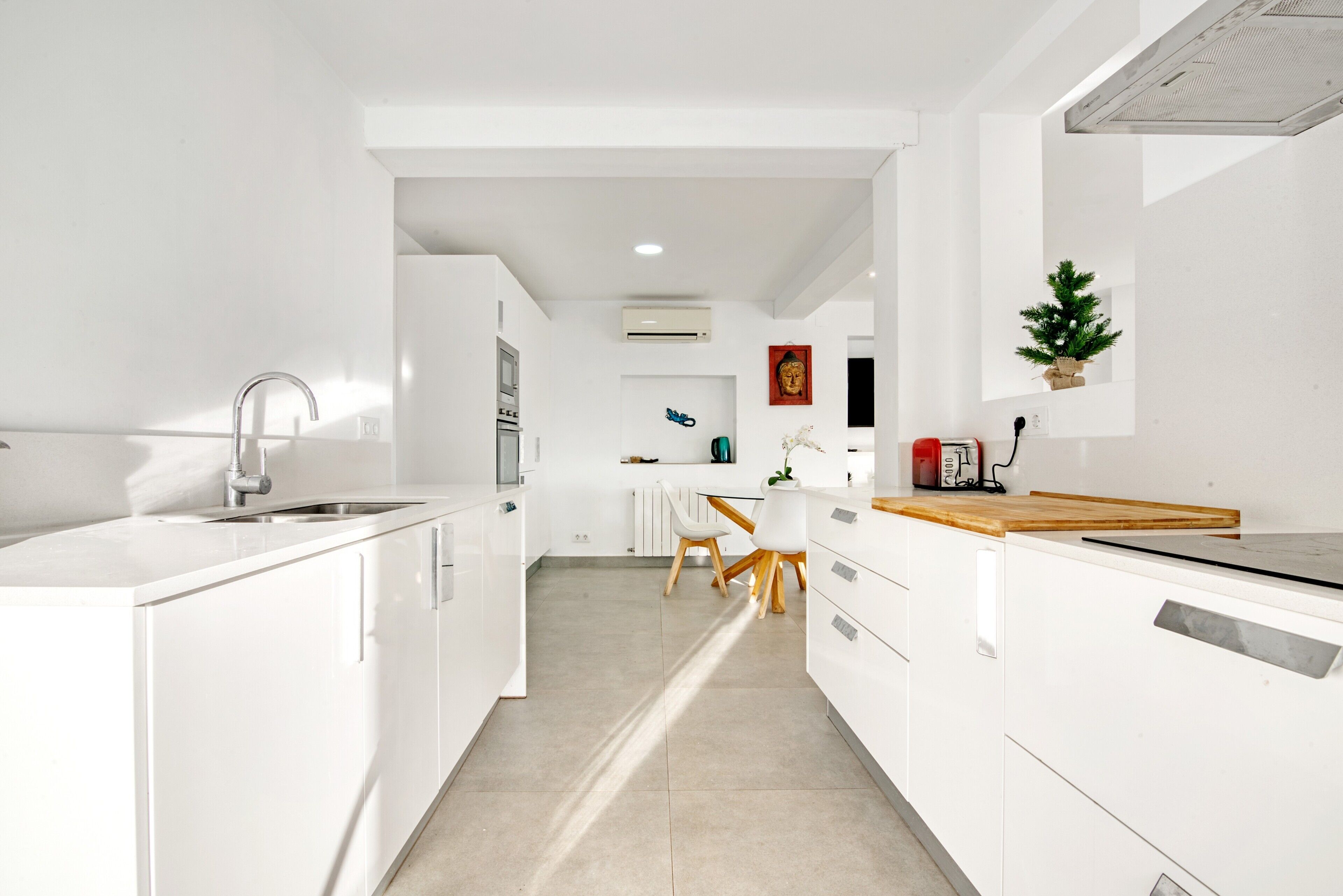 Kylskåp, mikrovågsugn, spishäll och diskmaskin