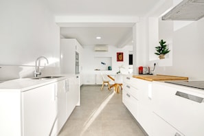 Fridge, microwave, stovetop, dishwasher