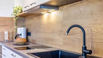 Refrigerador, parrilla de estufa, lavavajillas y cafetera y tetera