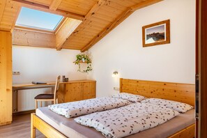 1 bedroom, free WiFi, bed sheets - Holiday Apartment 'Mongaduierhof Apt Tschafon' with Mountain View, Shared Garden & Wi-Fi (Fie' allo Sciliar)