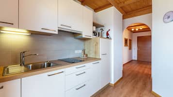 Køleskab, kogeplade, opvaskemaskine, kaffe-/temaskine