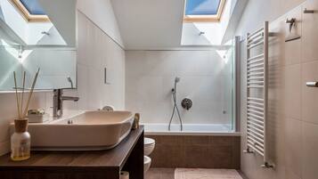 Bathtub, free toiletries, hair dryer, towels