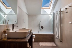 Een bad, gratis toiletartikelen, een haardroger, handdoeken