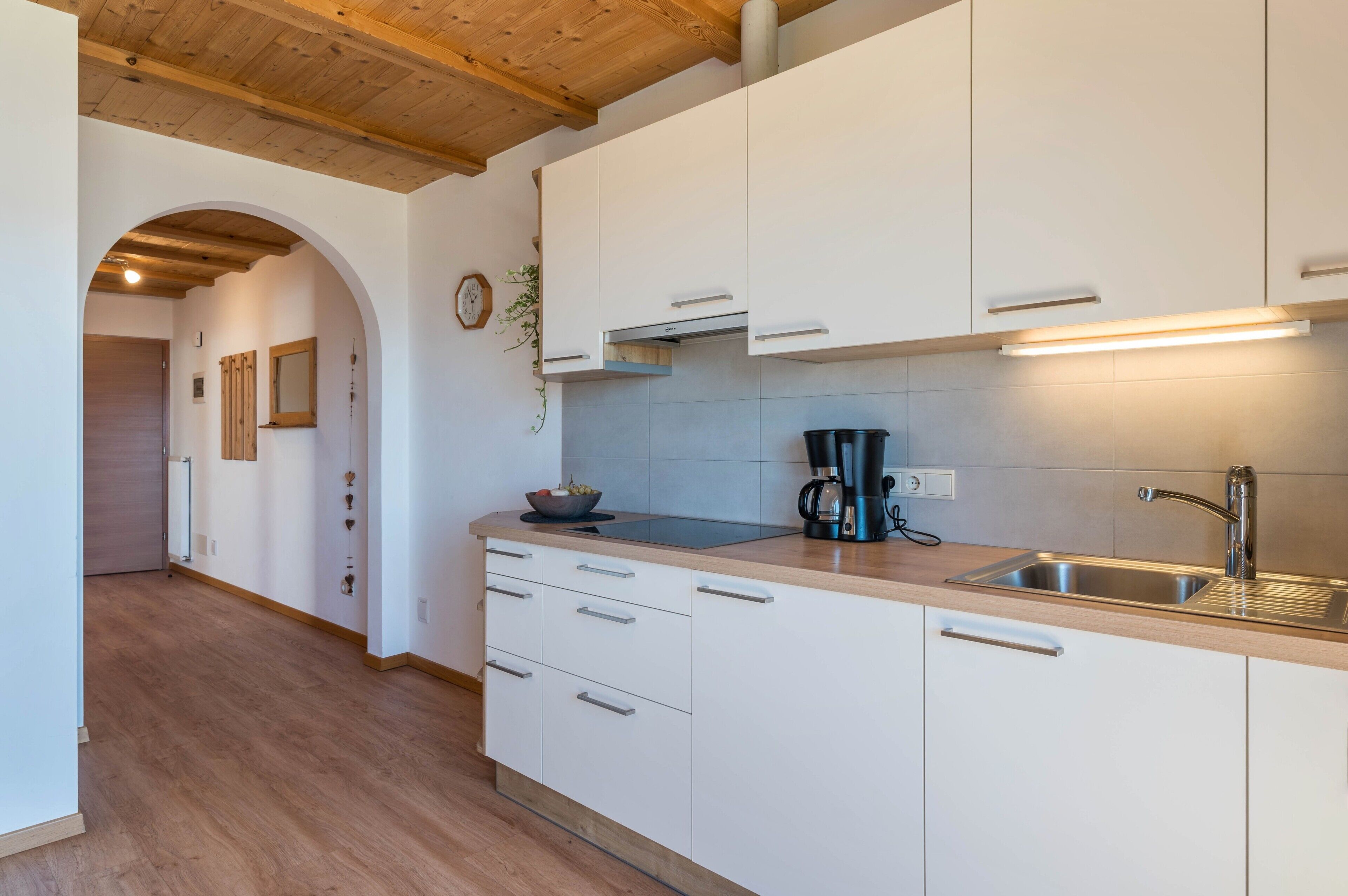 Refrigerador, parrilla de estufa, lavavajillas y cafetera y tetera 