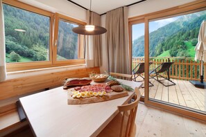 Dining - Apartment 'Herrischner 2' with mountain views, private terrace and Wi-Fi (Moos in Passeier)