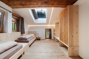Une chambre moderne avec une lucarne, des meubles en bois et une vue sur l’extérieur.