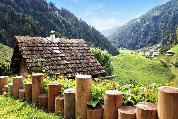 Property grounds - Apartment 'Herrischner 2' with Mountain View, Private Terrace and Wi-Fi (Moos in Passeier)