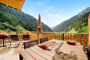 Outdoor dining - Apartment 'Herrischner 2' with mountain views, private terrace and Wi-Fi (Moos in Passeier)