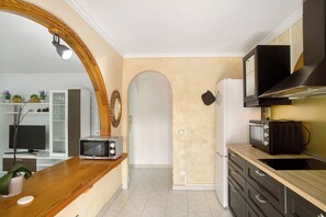 Kjøleskap, mikrobølgeovn, kokeplater og kaffetrakter/tekoker