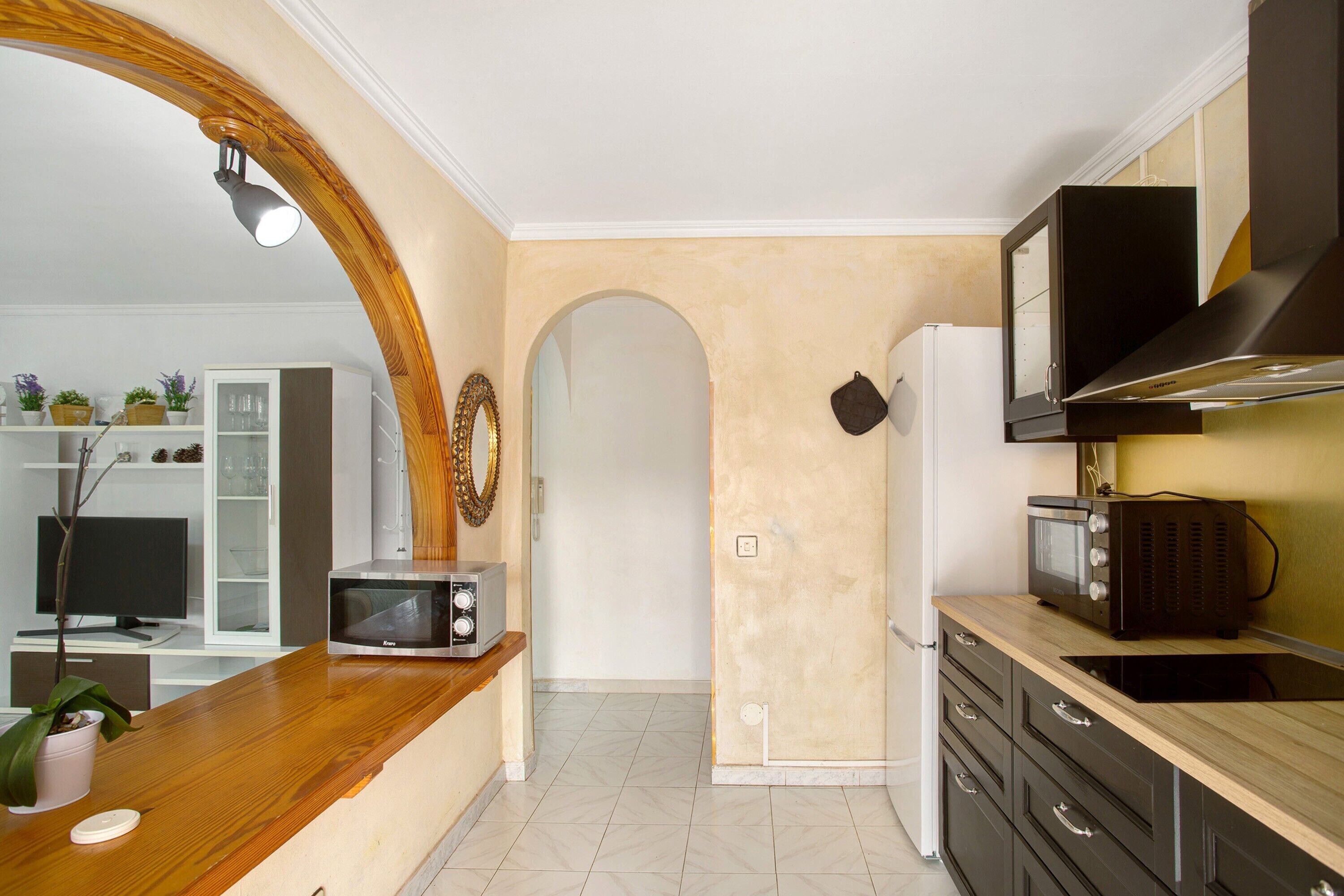 Kjøleskap, mikrobølgeovn, kokeplater og kaffetrakter/tekoker