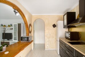 Kjøleskap, mikrobølgeovn, kokeplater og kaffetrakter/tekoker