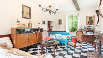 TV, fireplace, DVD player, stereo