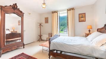 3 chambres, fer et planche Ă repasser, draps fournis