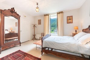 3 chambres, fer et planche à repasser, draps fournis